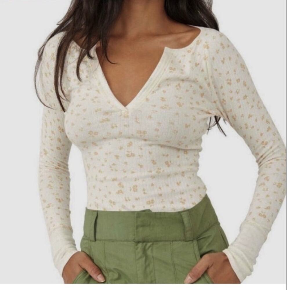 Free People Billie Split V-Neck Long Sleeve Tee Cream Gold Floral Ribbed Medium